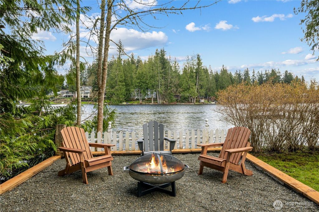 Photo of 1626 W Beaver Lake Drive SE, Sammamish, WA 98075 (MLS # 2501760)