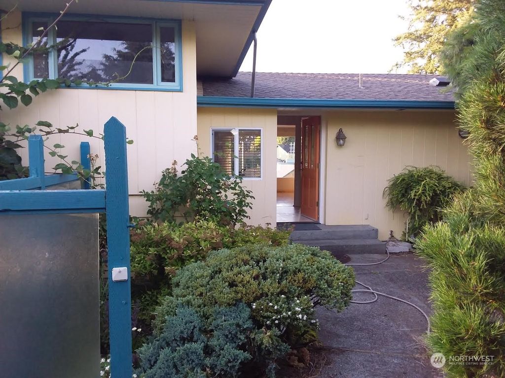Photo of 223 48th Street SW, Everett, WA 98203 (MLS # 2205869)