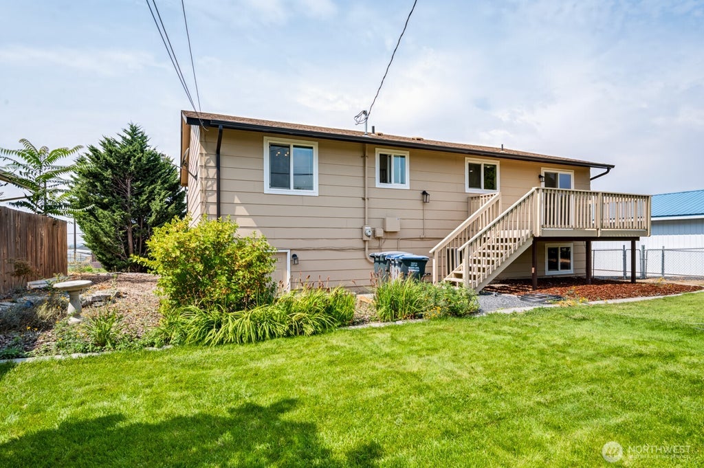 Photo of 1213 S Skyline Drive DR, Moses Lake, WA 98837 (MLS # 2575089)