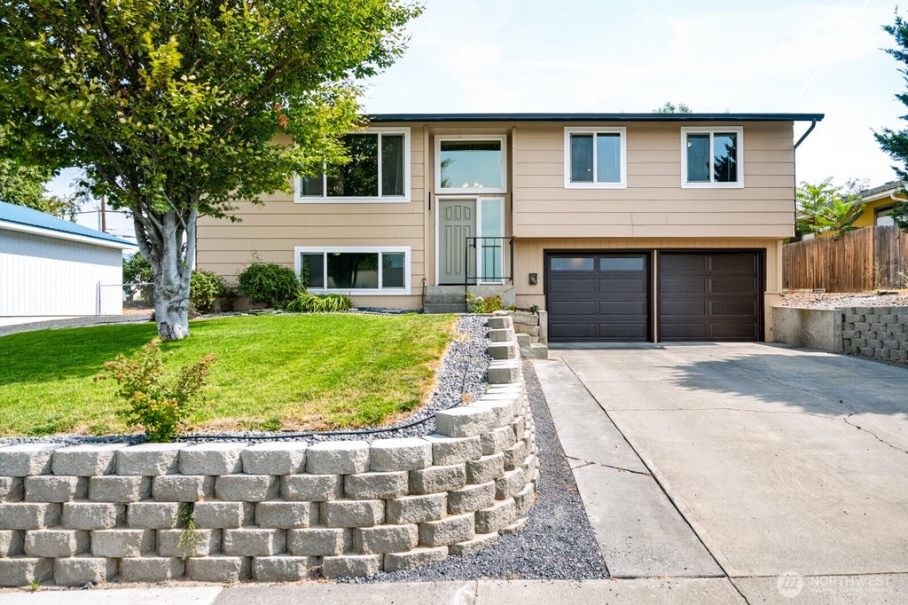 Photo of 1213 S Skyline Drive DR, Moses Lake, WA 98837 (MLS # 2575089)