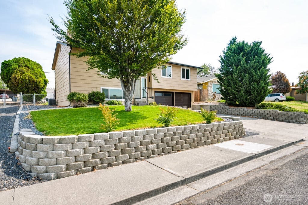 Photo of 1213 S Skyline Drive DR, Moses Lake, WA 98837 (MLS # 2575089)