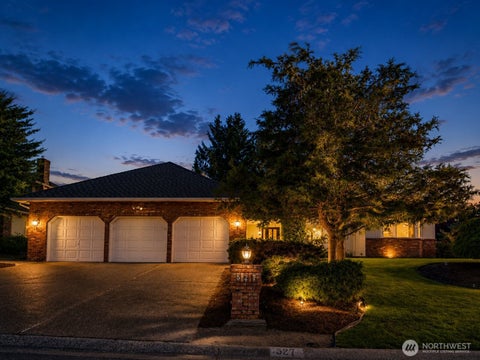 Photo of 527 SW 331ST Street, Federal Way, WA 98023 (MLS # 2561919)