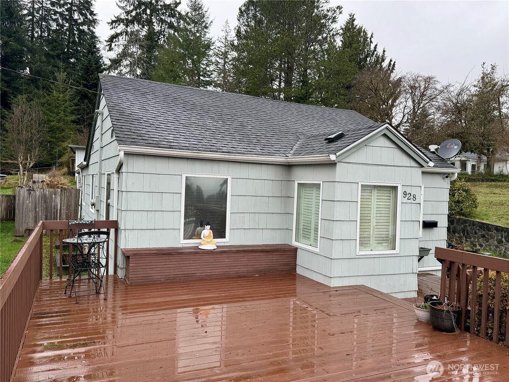 Photo of 928 Bradford Street, Raymond, WA 98577 (MLS # 2486580)