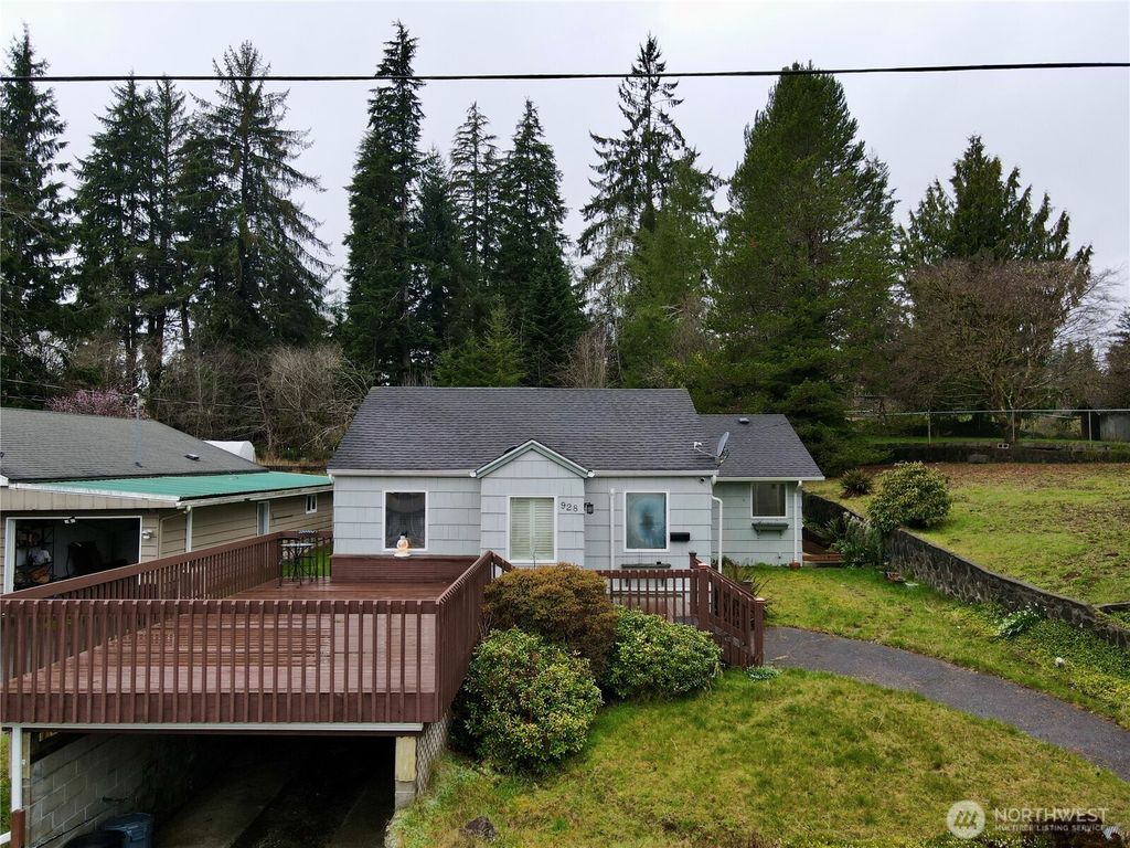 Photo of 928 Bradford Street, Raymond, WA 98577 (MLS # 2486580)