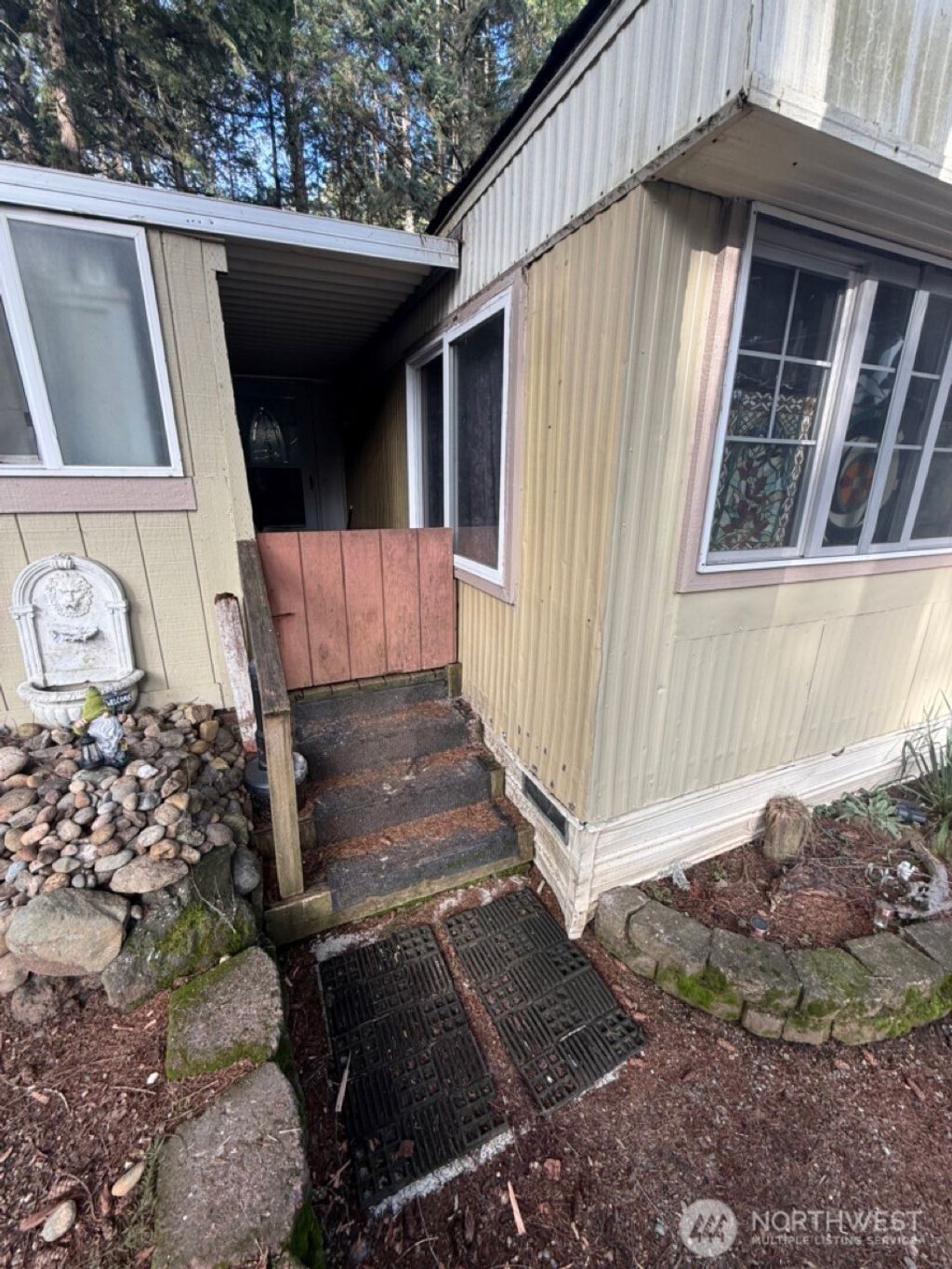 Photo of 10 E Barnsby Place, Shelton, WA 98584 (MLS # 2477089)