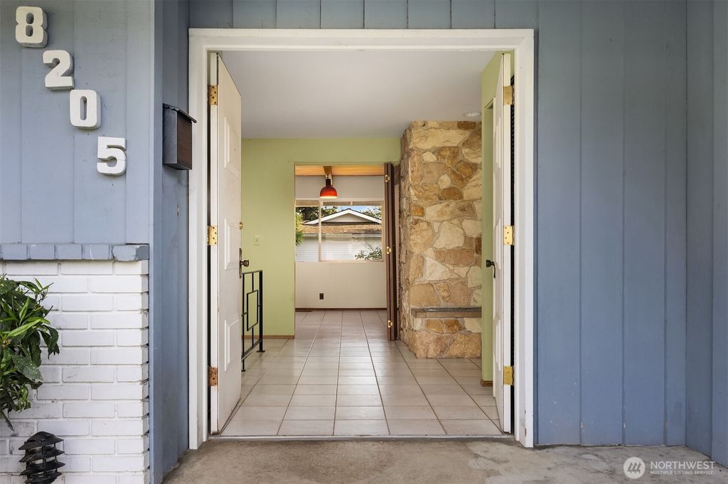 Photo of 8205 SE 71st Street, Mercer Island, WA 98040 (MLS # 2366677)