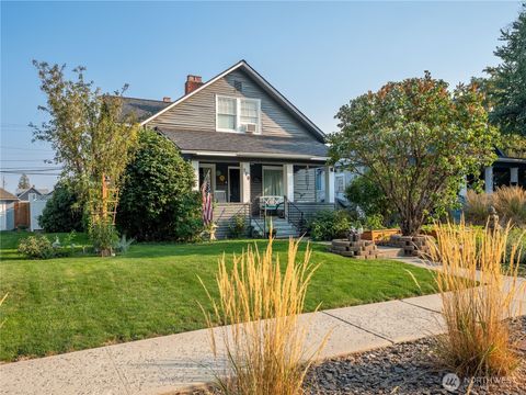Photo of 529 Douglas Street, Wenatchee, WA 98801 (MLS # 2435495)