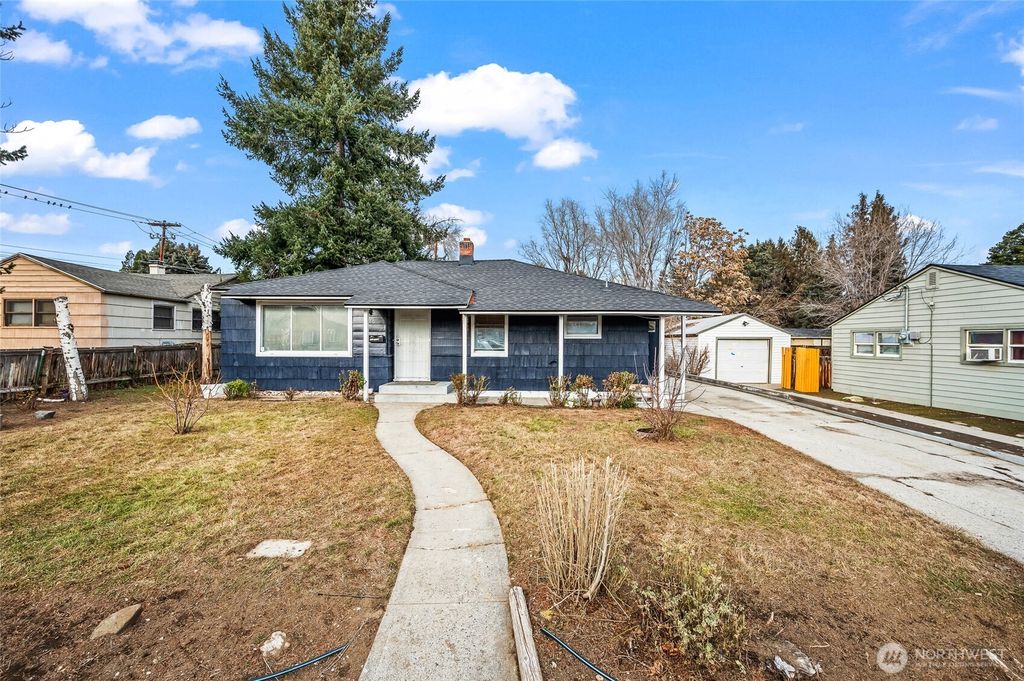 Photo of 1260 Dakota St. St, Wenatchee, WA 98801 (MLS # 2472337)