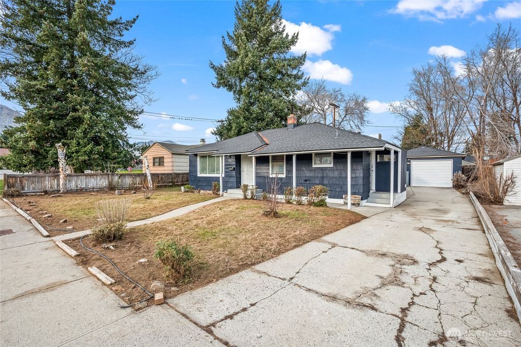 Photo of 1260 Dakota St. St, Wenatchee, WA 98801 (MLS # 2472337)