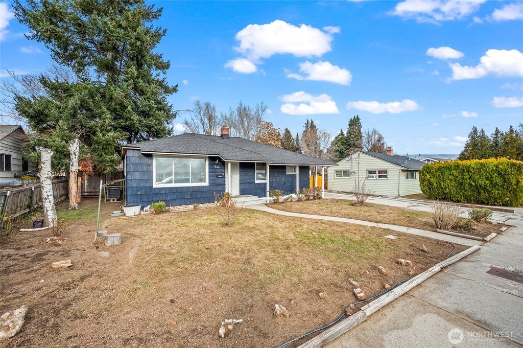 Photo of 1260 Dakota St. St, Wenatchee, WA 98801 (MLS # 2472337)