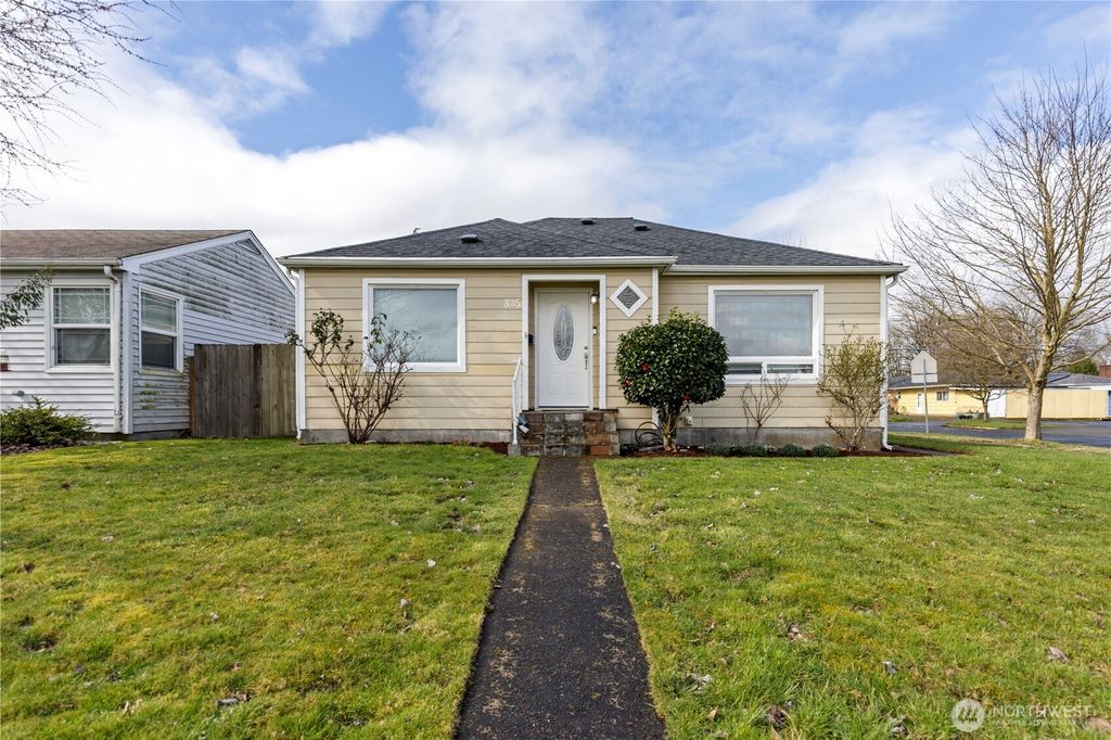 Photo of 835 20th Avenue, Longview, WA 98632 (MLS # 2486217)