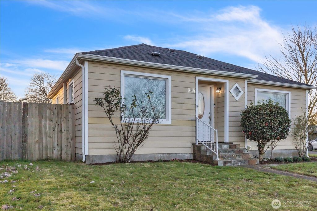 Photo of 835 20th Avenue, Longview, WA 98632 (MLS # 2486217)