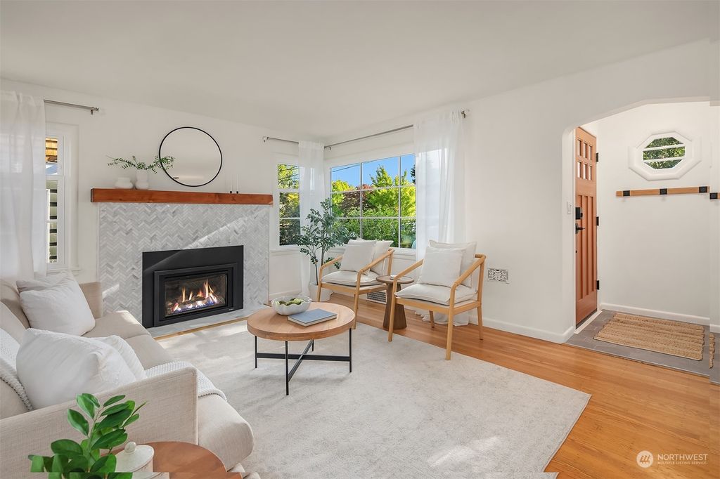 Photo of 5040 37th Avenue NE, Seattle, WA 98105 (MLS # 2247144)