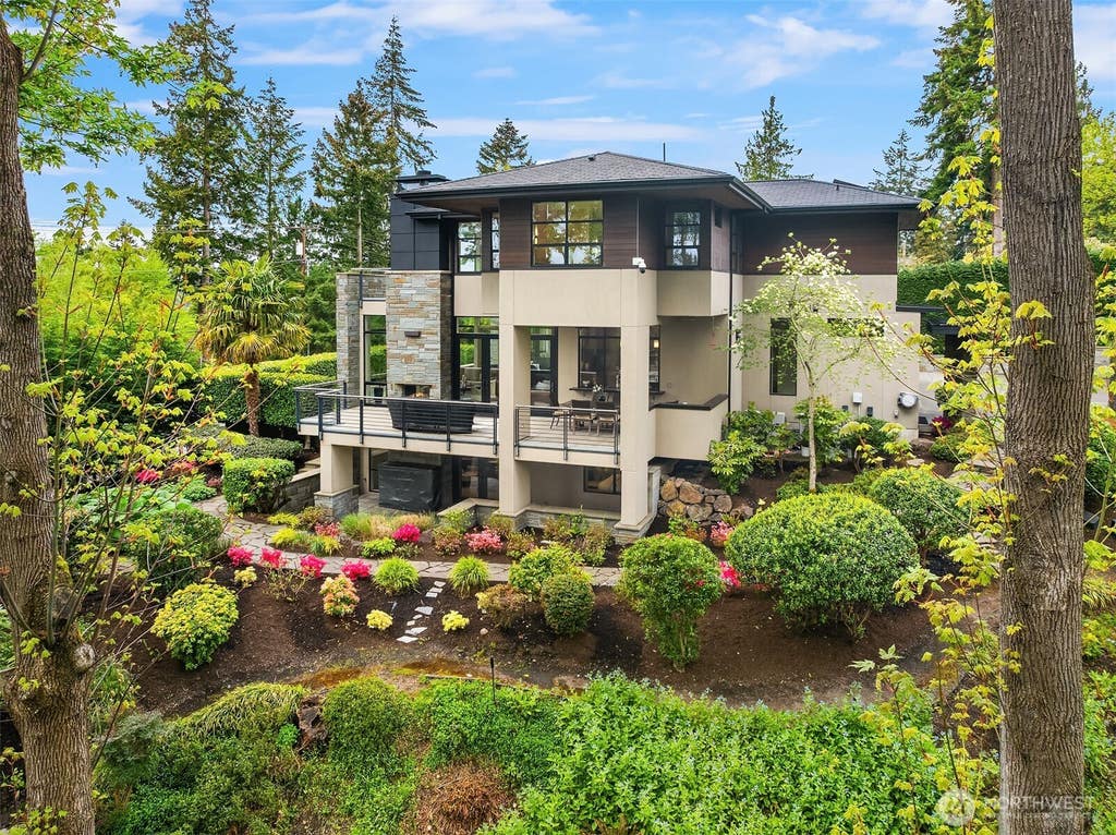 Photo of 9632 Lake Washington Boulevard NE, Bellevue, WA 98004 (MLS # 2571238)