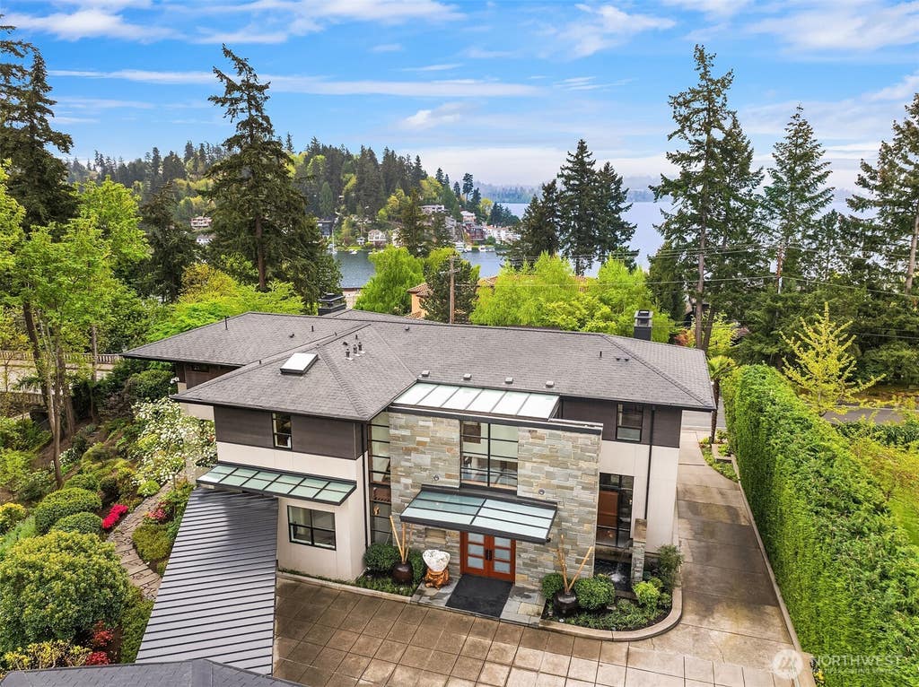 Photo of 9632 Lake Washington Boulevard NE, Bellevue, WA 98004 (MLS # 2571238)