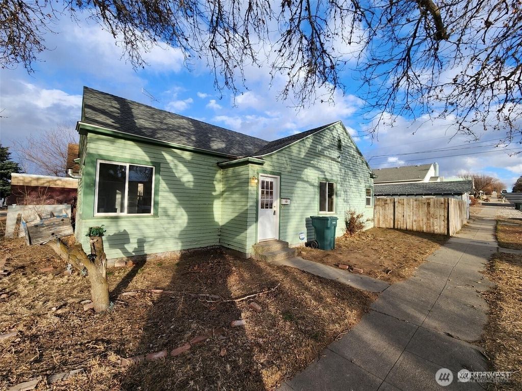 Photo of 209 W 2nd Avenue, Ritzville, WA 99169 (MLS # 2446370)