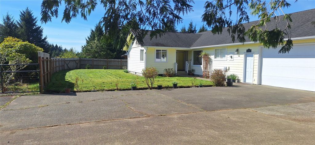 Photo of 10 Spruce Court, South Bend, WA 98586 (MLS # 2499497)
