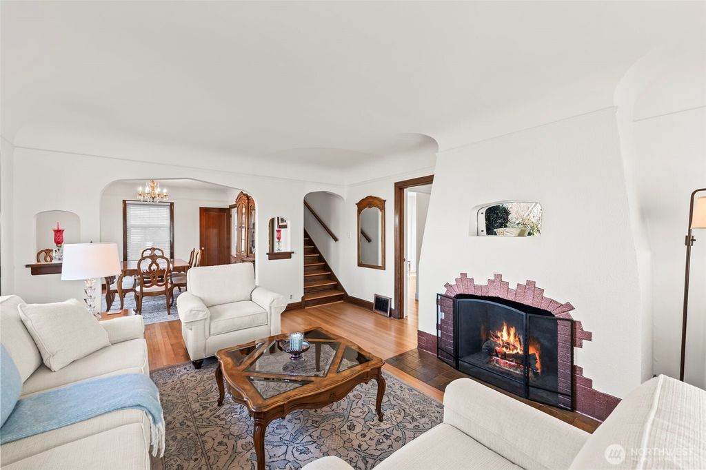 Photo of 327 5th Street SW, Puyallup, WA 98371 (MLS # 2500459)