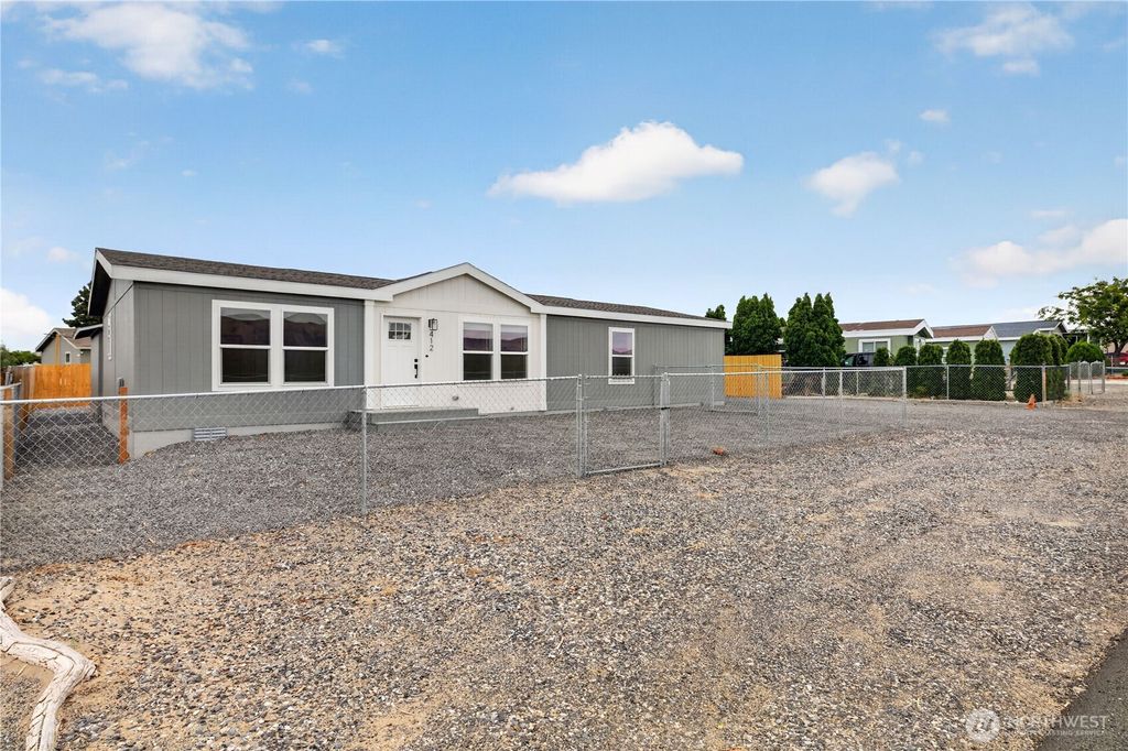 Photo of 412 SW Thunderbird Way, Mattawa, WA 99349 (MLS # 2546508)