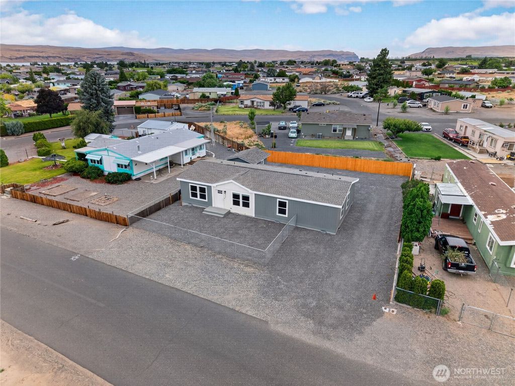 Photo of 412 SW Thunderbird Way, Mattawa, WA 99349 (MLS # 2546508)