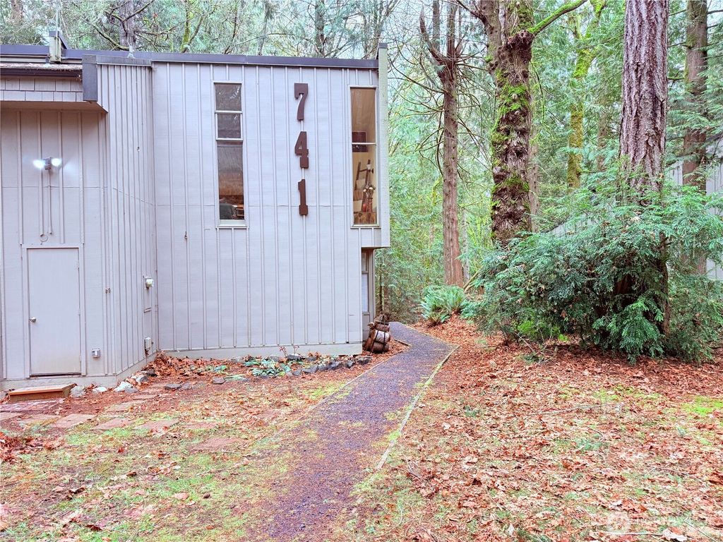 Photo of 741 E Promontory Road, Shelton, WA 98584 (MLS # 2488033)