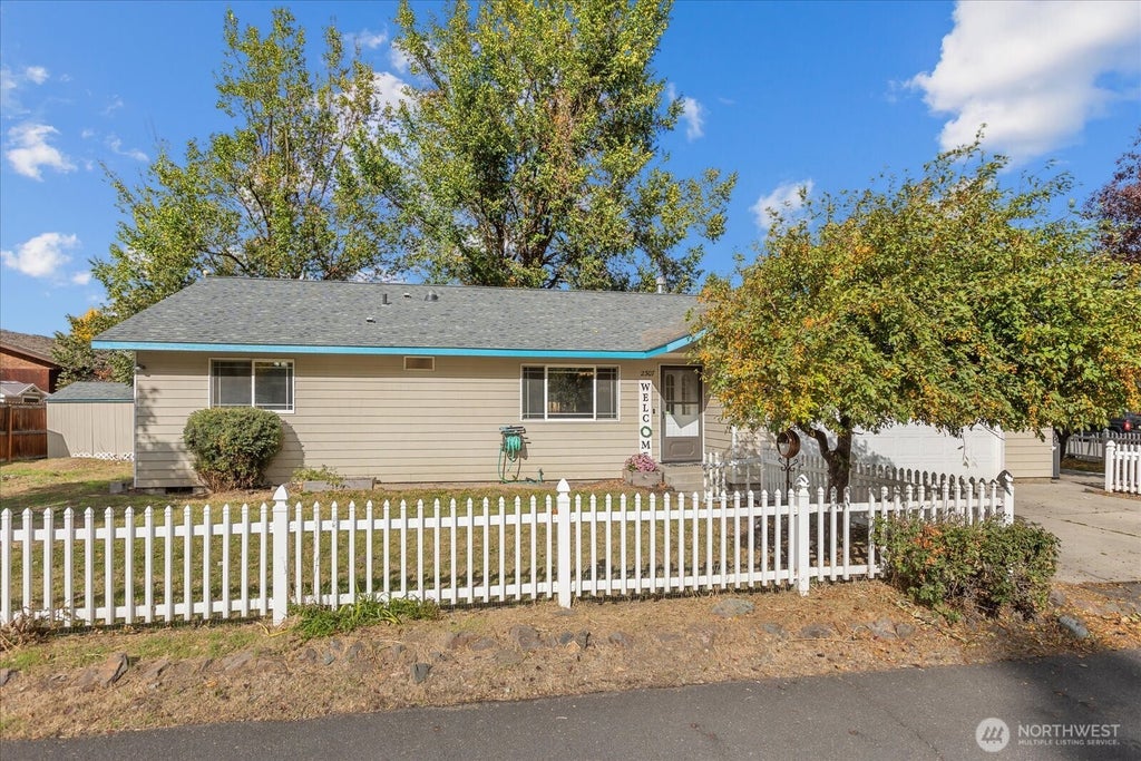 Photo of 2307 N Ridgeview Lane, Ellensburg, WA 98926 (MLS # 2594496)