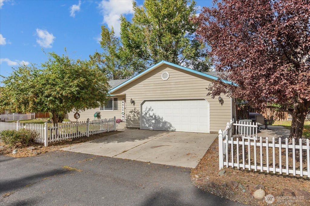 Photo of 2307 N Ridgeview Lane, Ellensburg, WA 98926 (MLS # 2594496)