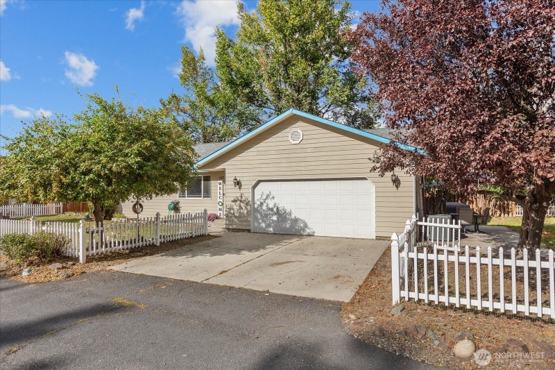 2307 N Ridgeview Lane