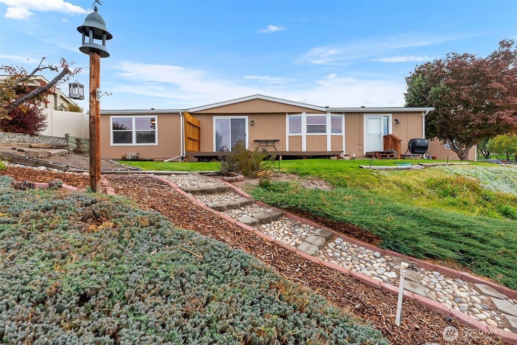 Photo of 2736 NW Columbia Avenue, East Wenatchee, WA 98802 (MLS # 2448315)