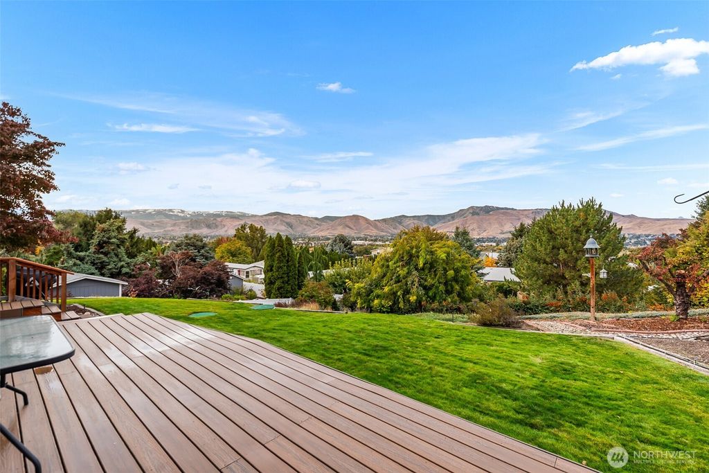 Photo of 2736 NW Columbia Avenue, East Wenatchee, WA 98802 (MLS # 2448315)