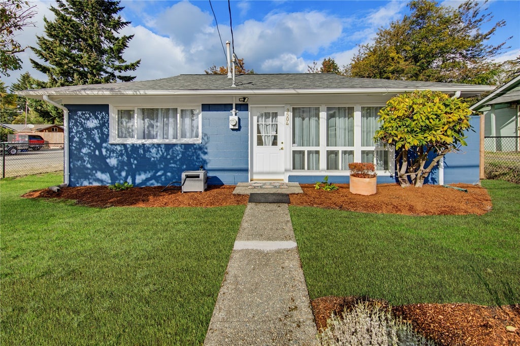 Photo of 3504 NE 6th Street, Renton, WA 98056 (MLS # 2598889)