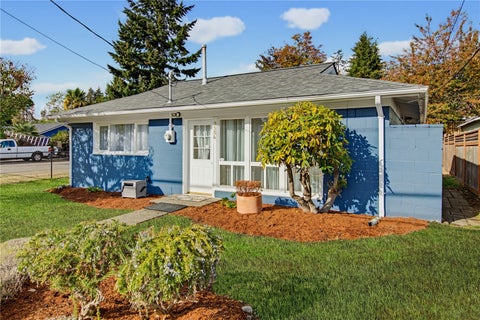 Photo of 3504 NE 6th Street, Renton, WA 98056 (MLS # 2598889)