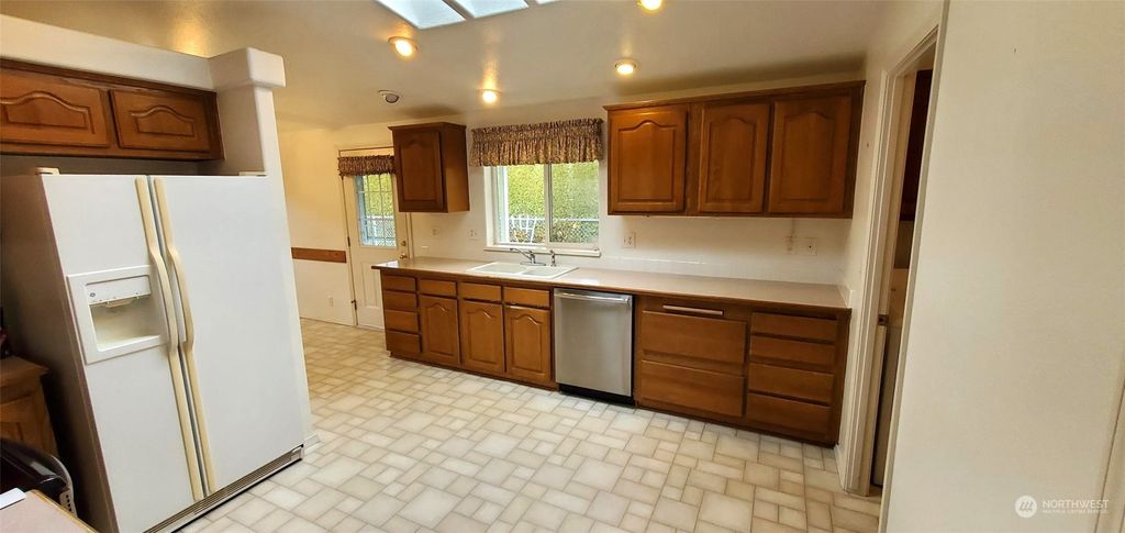 listing image 9361724369875295431