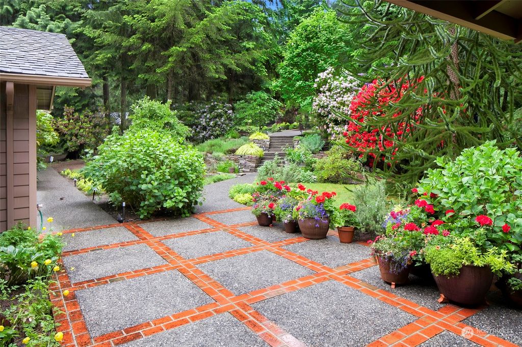 Photo of 13427 NE 36th Place, Bellevue, WA 98005 (MLS # 2212798)