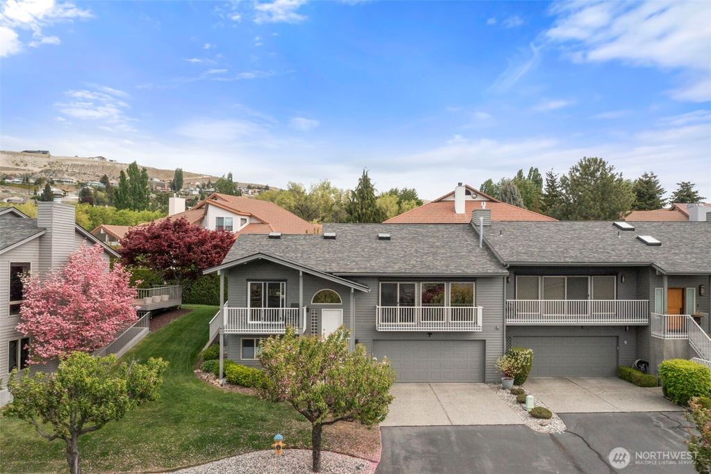 Photo of 351 19th Street NE #10, East Wenatchee, WA 98802 (MLS # 2470706)