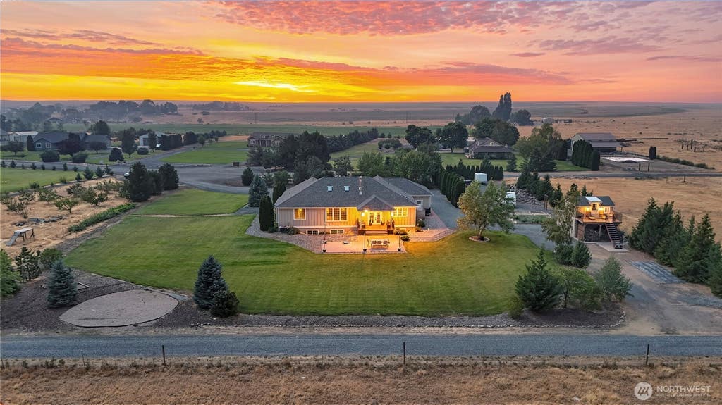 Photo of 5165 Road E.7 NE, Moses Lake, WA 98837 (MLS # 2565731)