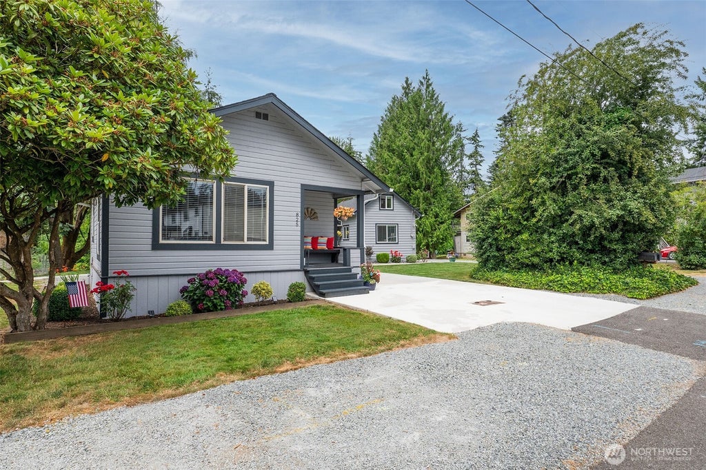 Photo of 845 3rd Avenue NW, Issaquah, WA 98027 (MLS # 2576000)