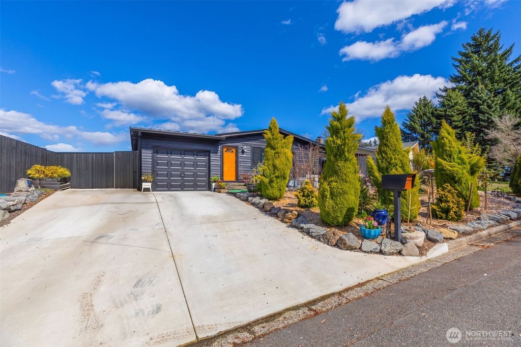 Photo of 12802 SE 202 Place, Kent, WA 98031 (MLS # 2498651)