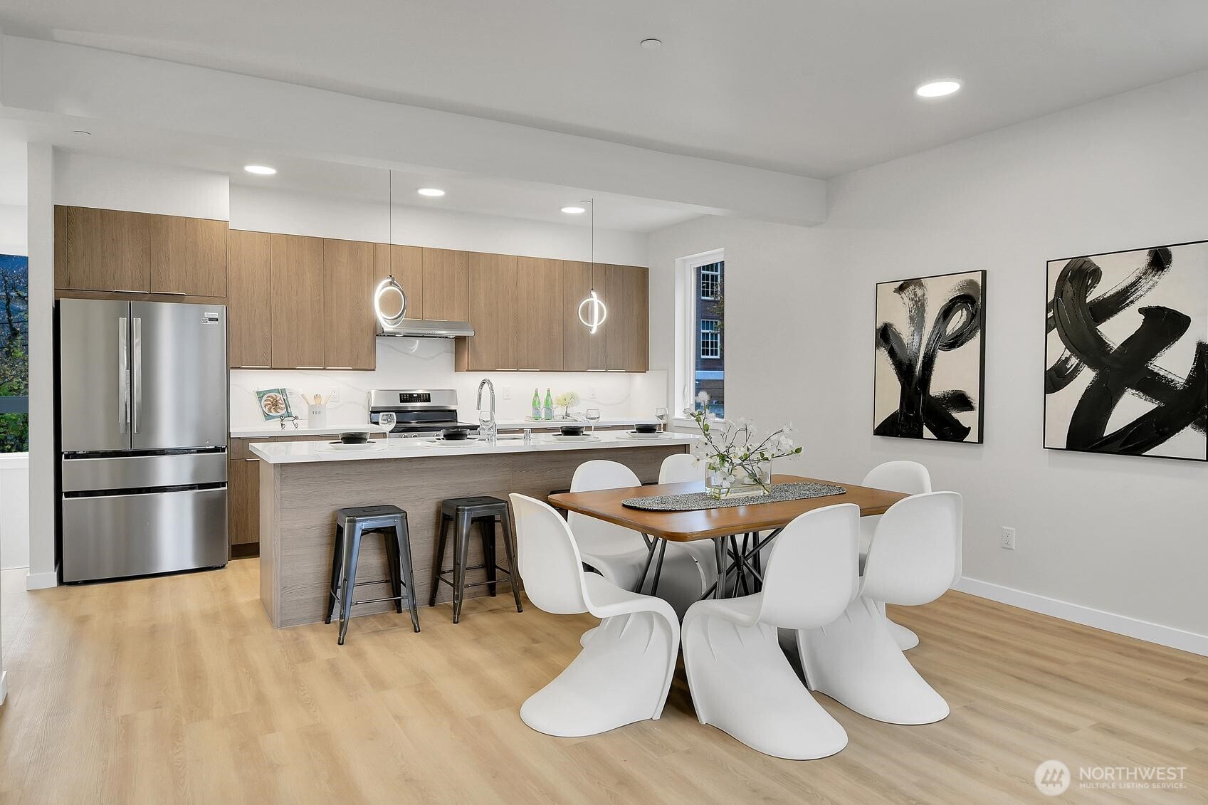 2372 Franklin Avenue E