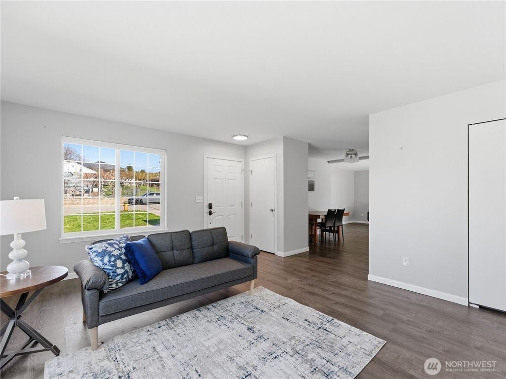 Photo of 657 S Lawler Avenue, East Wenatchee, WA 98802 (MLS # 2497078)