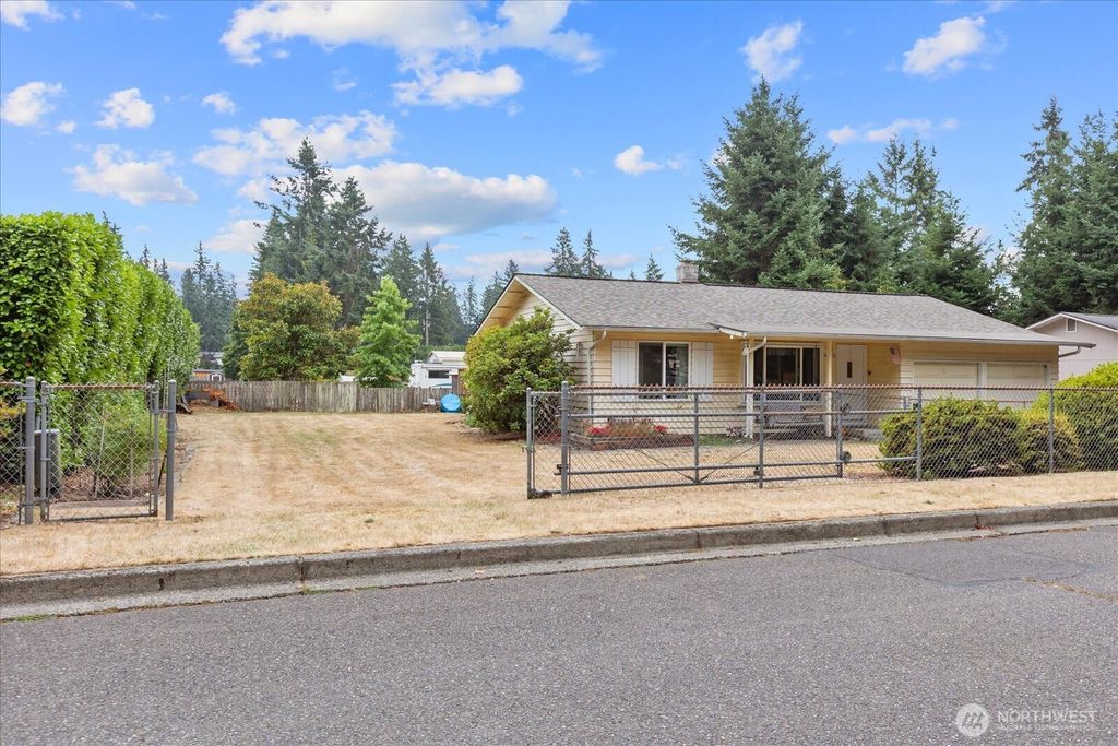Photo of 14413 SE 139th Place, Renton, WA 98059 (MLS # 2427265)