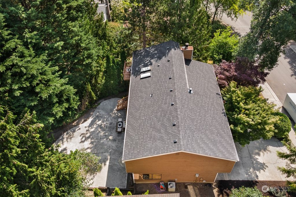 Photo of 17624 NE 30th Place, Redmond, WA 98052 (MLS # 2137650)