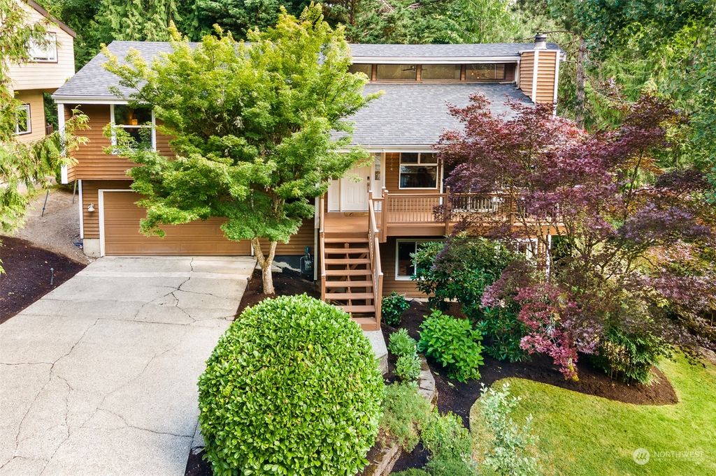 Photo of 17624 NE 30th Place, Redmond, WA 98052 (MLS # 2137650)