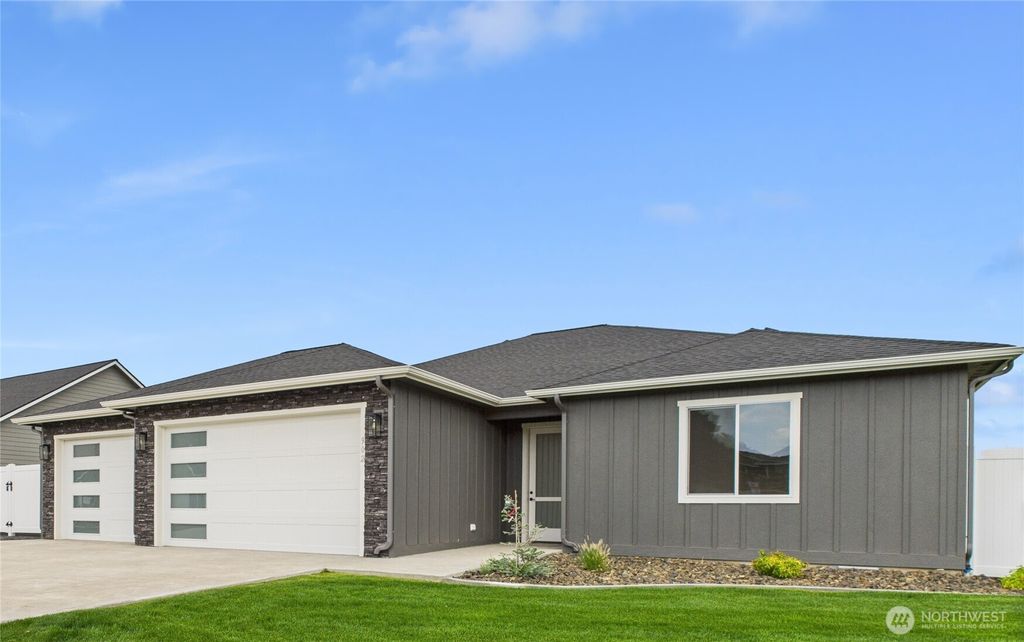 Photo of 902 NE Tyler Place, East Wenatchee, WA 98802 (MLS # 2477832)