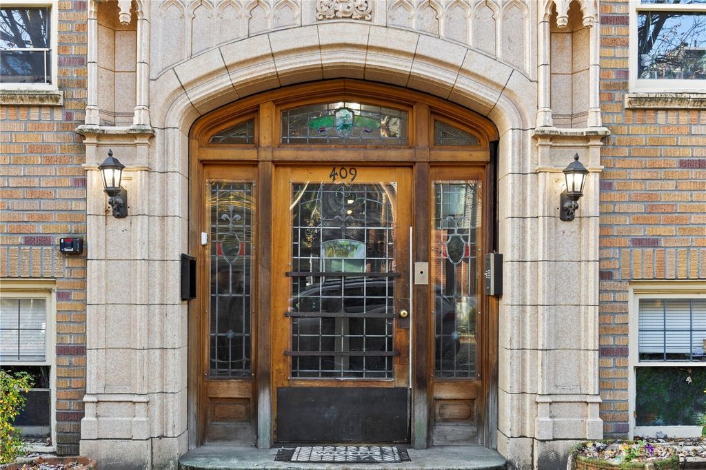 Photo of 409 10th Avenue E, Seattle, WA 98102 (MLS # 2458198)