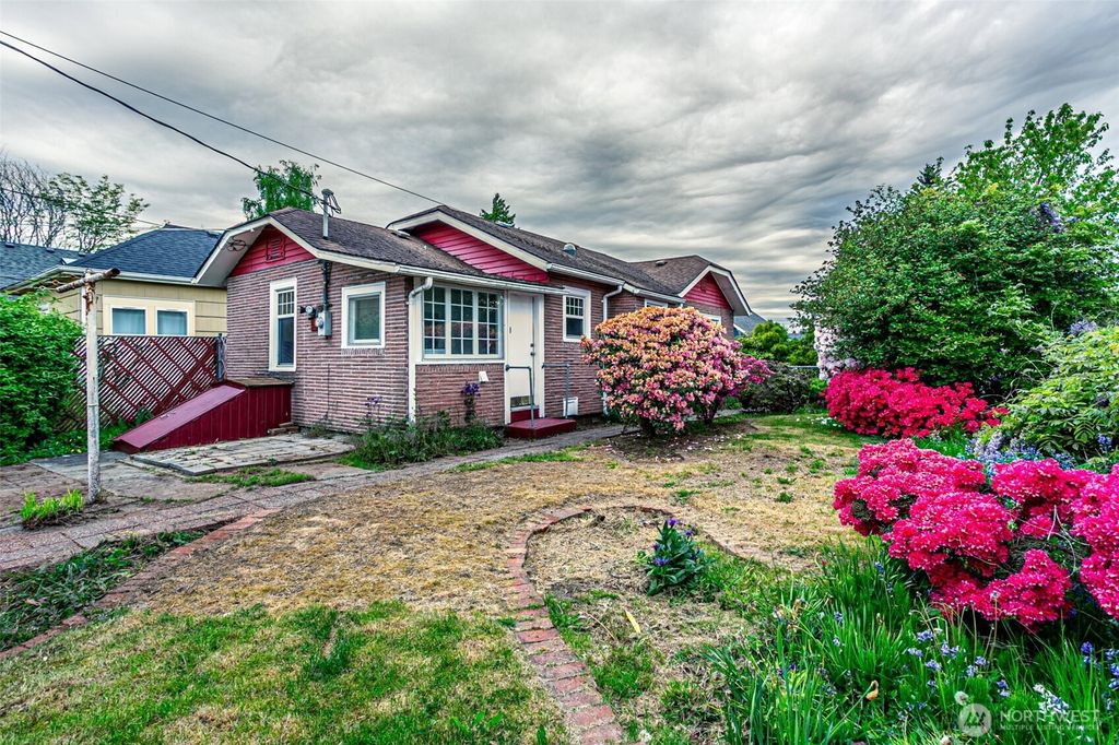 Photo of 2714 Victor Place, Everett, WA 98205 (MLS # 2372044)