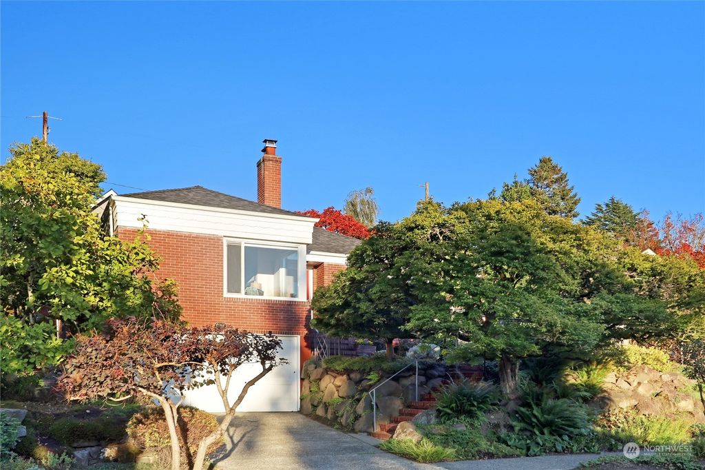 Photo of 6014 Vassar Avenue NE, Seattle, WA 98115 (MLS # 2165426)