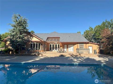 Photo of 3135 Road B.3 NE, Moses Lake, WA 98837 (MLS # 2443155)