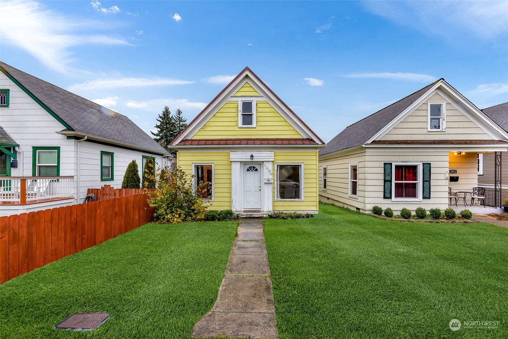 Photo of 1909 Rockefeller Avenue, Everett, WA 98201 (MLS # 2028727)