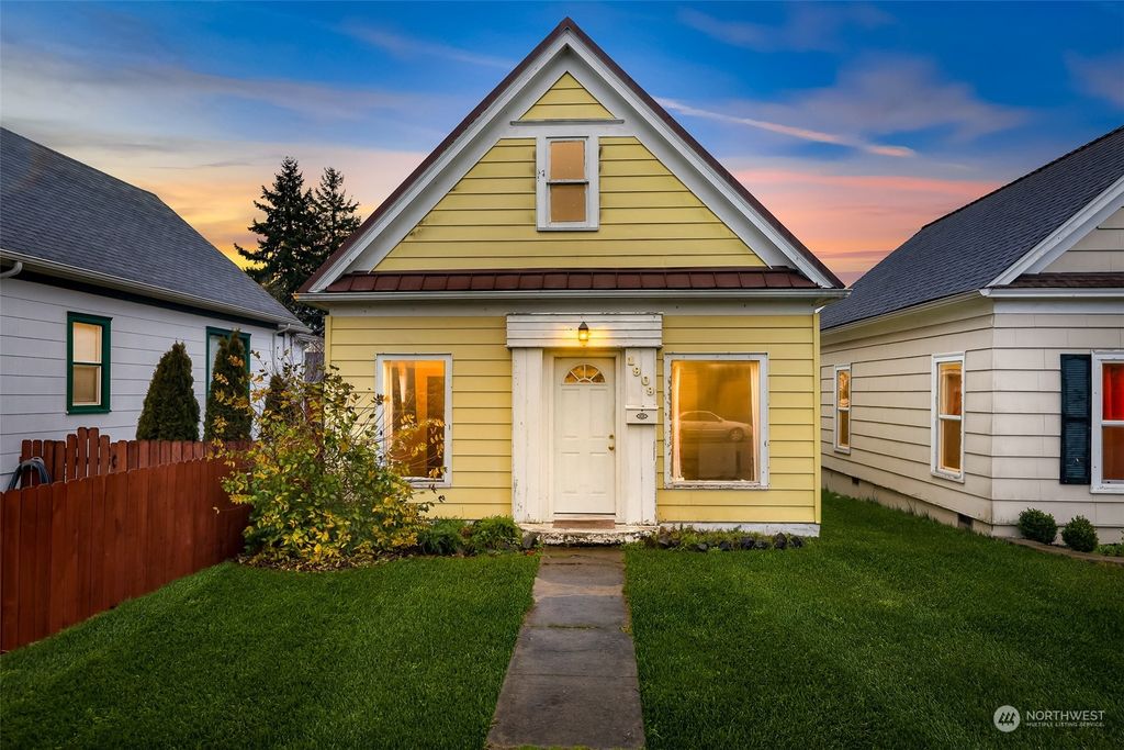 Photo of 1909 Rockefeller Avenue, Everett, WA 98201 (MLS # 2028727)